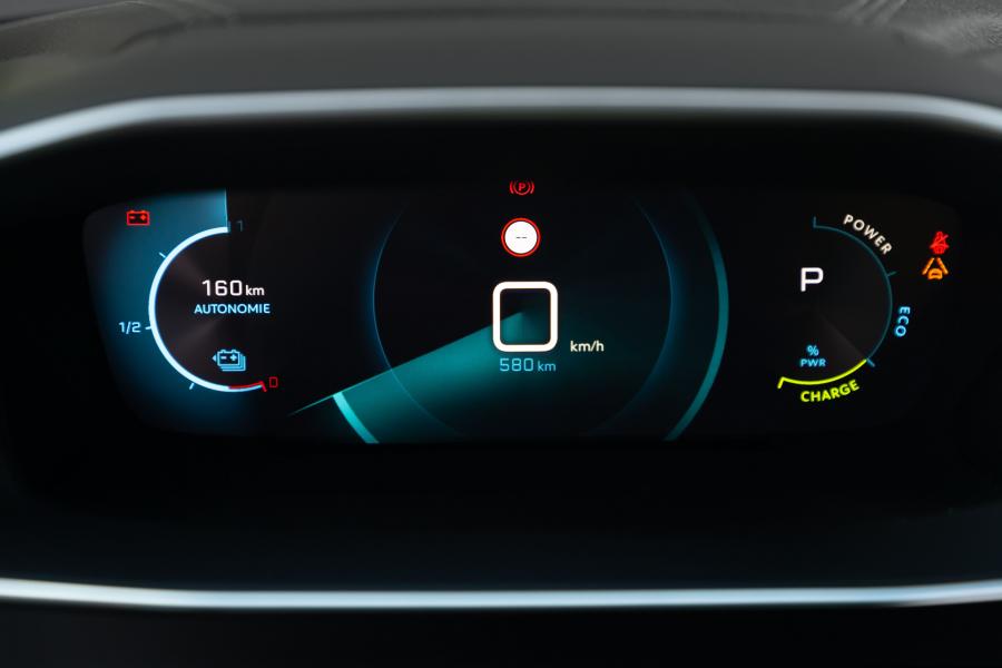 Панель приборов Peugeot e-2008 GT (Digital White) 2019 года  (WW) (фото 117 из 119)